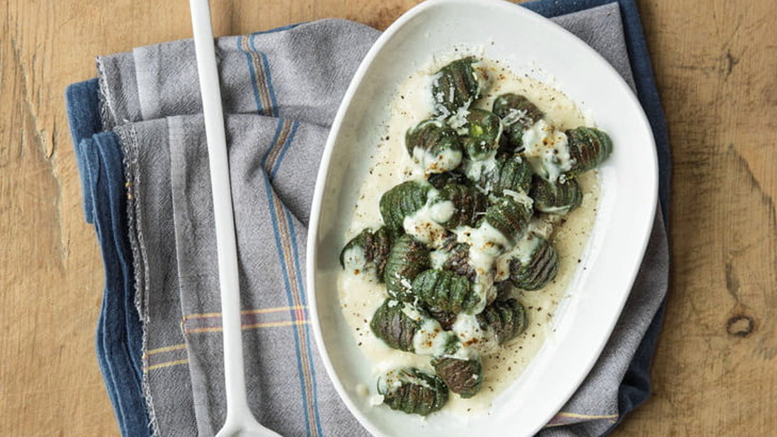 Gratin de gnocchi à poêler épinards avec béchamel et poivre noir