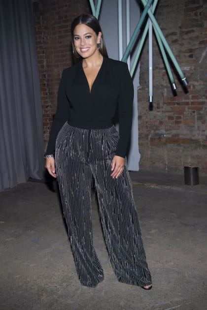 Ashley Graham en pantalon large &agrave; rayures argent&eacute;es
