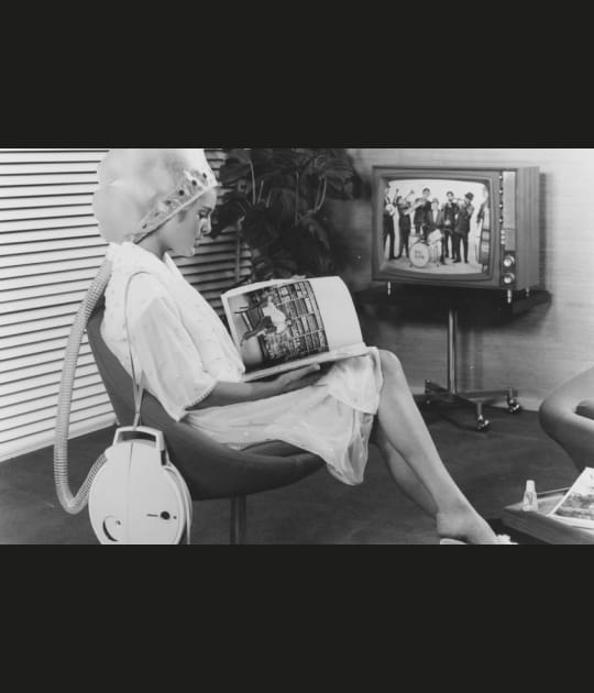 1966&nbsp;: le s&egrave;che-cheveux mains libres