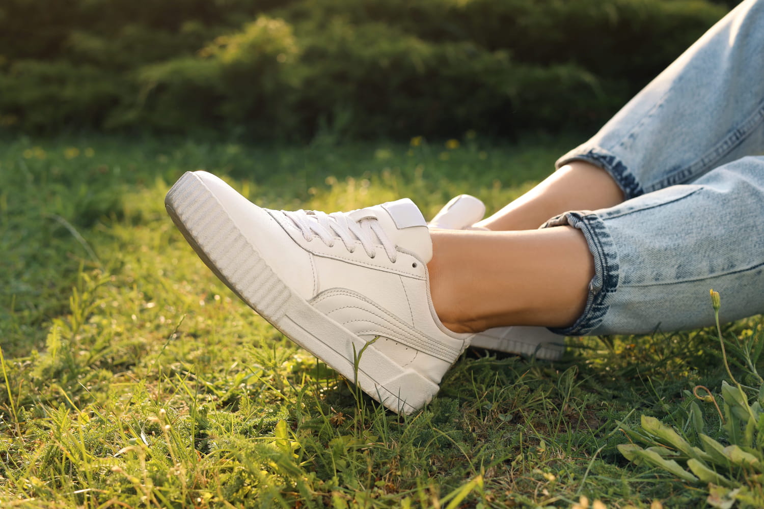 Nettoyer des baskets blanches en cuir : le guide facile et rapide