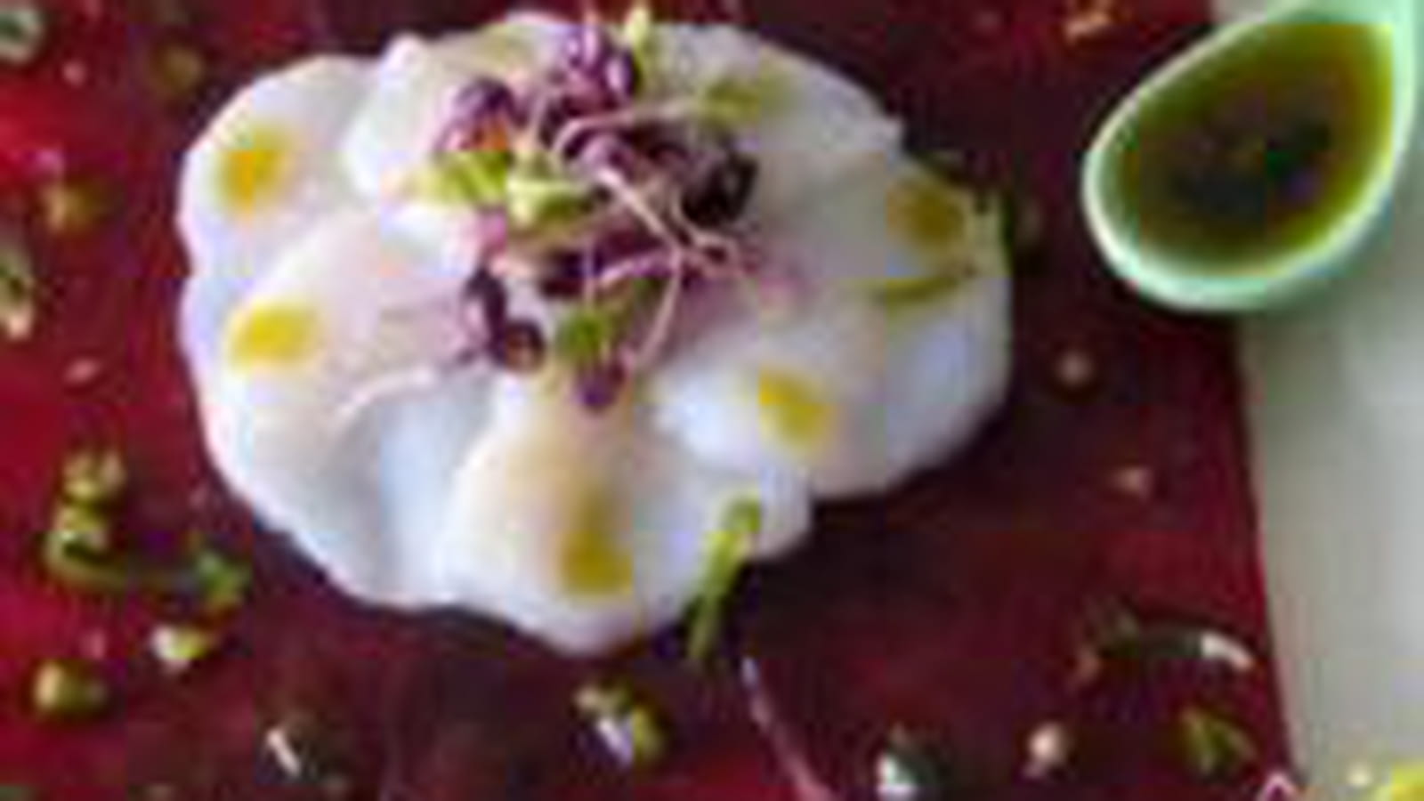 Carpaccio de betterave et Saint-Jacques à la pistache