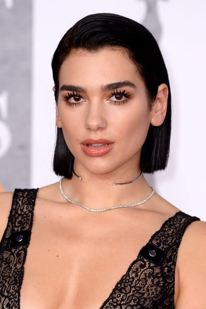 Dua Lipa avec une chaîne et choker ouvert