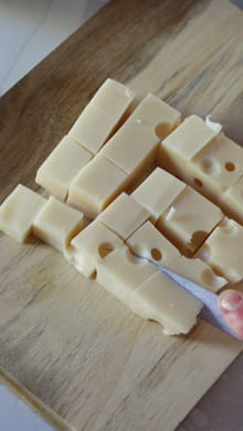 Cubes d'emmental panés : Etape 1