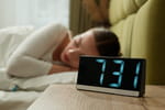 Fini les nuits courtes : une experte en sommeil partage son secret pour dormir 8 heures même quand on est débordé