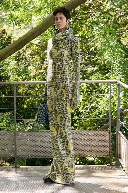 Robe moulante verte &agrave; motifs et gants int&eacute;gr&eacute;s rep&eacute;r&eacute;e sur le d&eacute;fil&eacute; AZ Factory Couture