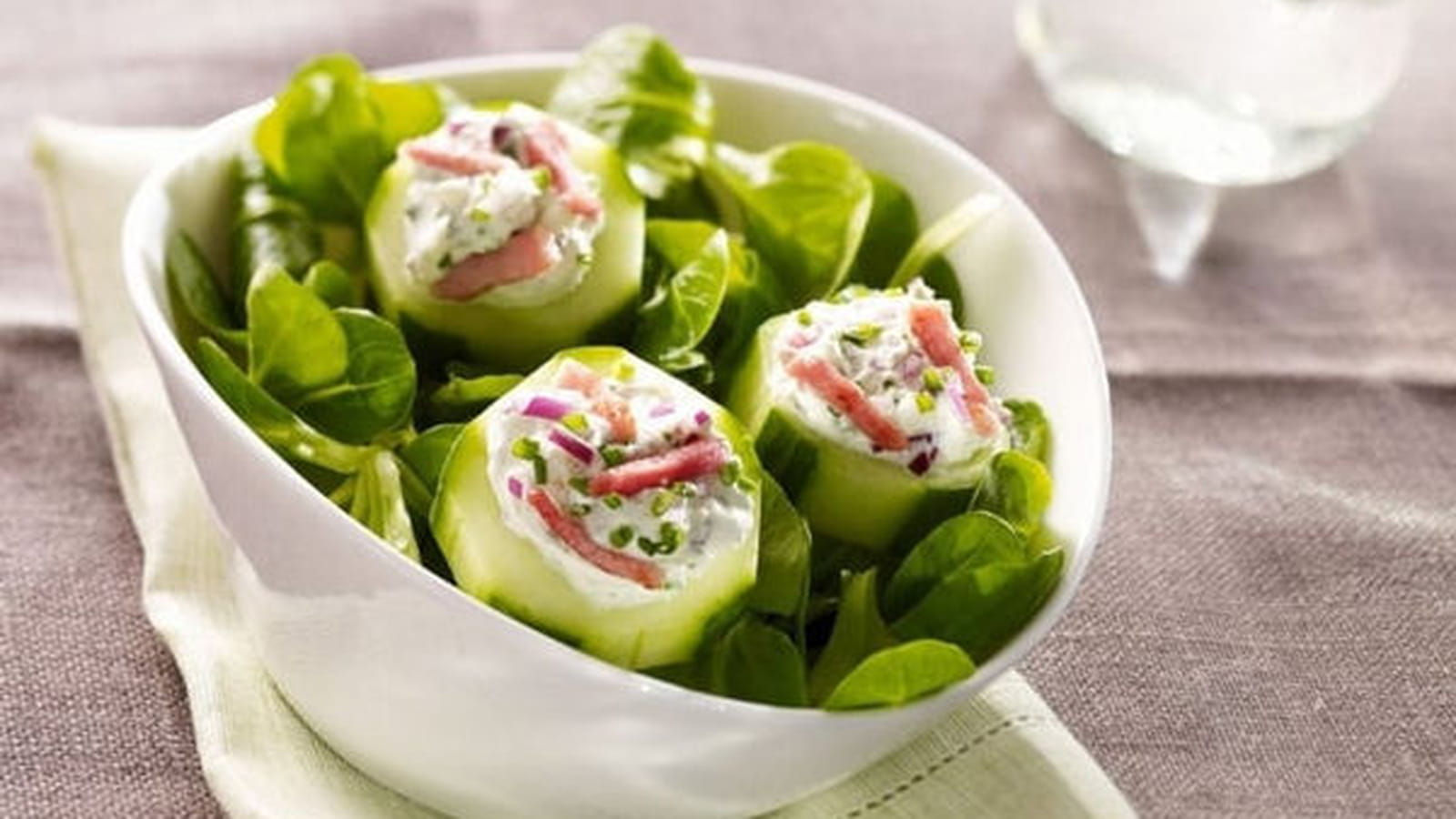 Rondelles de concombre au fromage frais et fines herbes