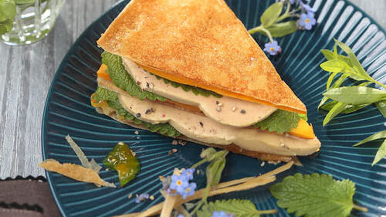 Foie gras mariné en mille-feuilles de brick