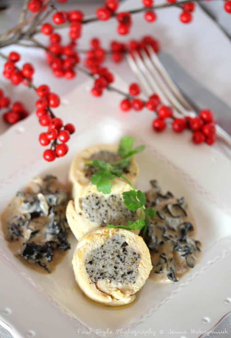 Recette de Ballotine de suprême de volaille farce fine aux trompettes de la mort la recette Recette de Ballotine de suprême de volaille farce fine aux trompettes de la mort la recette