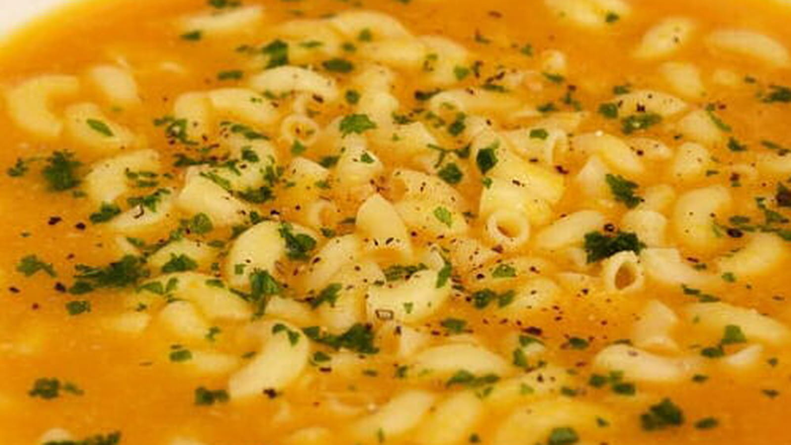 Potage de poireaux et carottes au parmesan avec leurs pâtes coquillettes