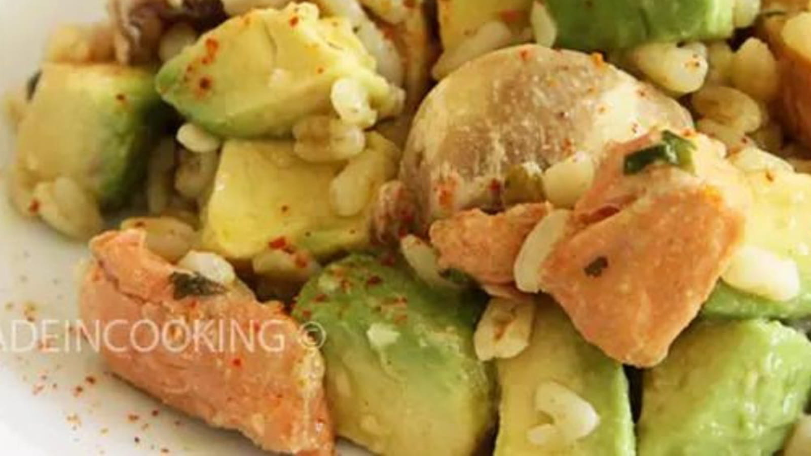 Salade d'ébly au saumon et à l'avocat