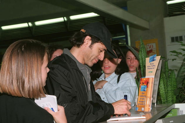 S&eacute;ance d&eacute;dicace aupr&egrave;s des dames pour Jean-Jacques Goldman