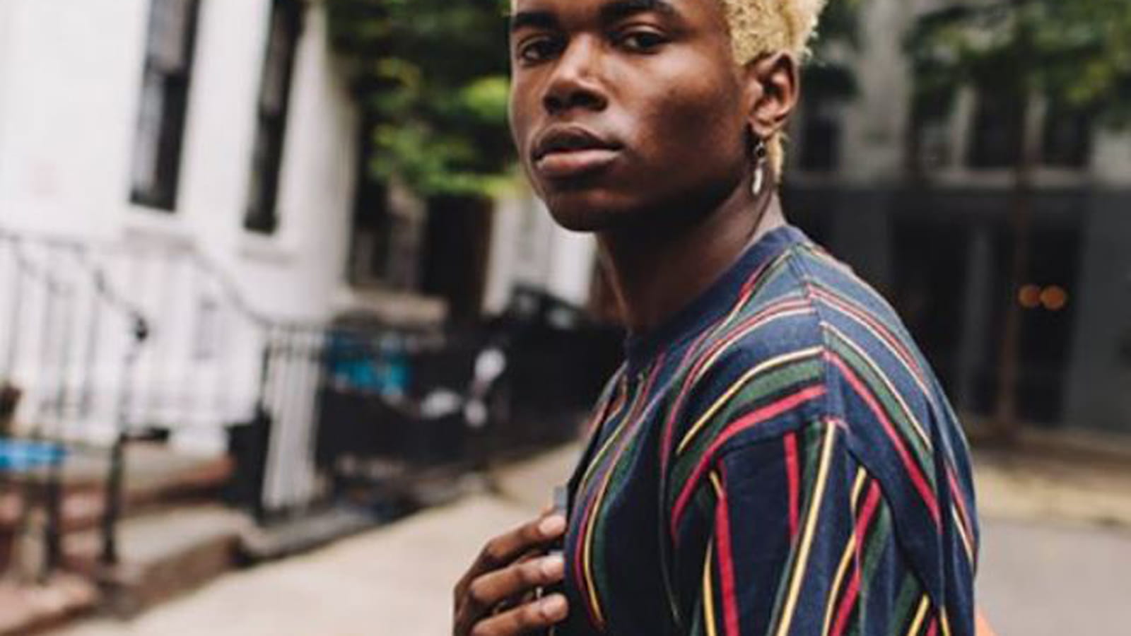 Les cheveux frisés blonds