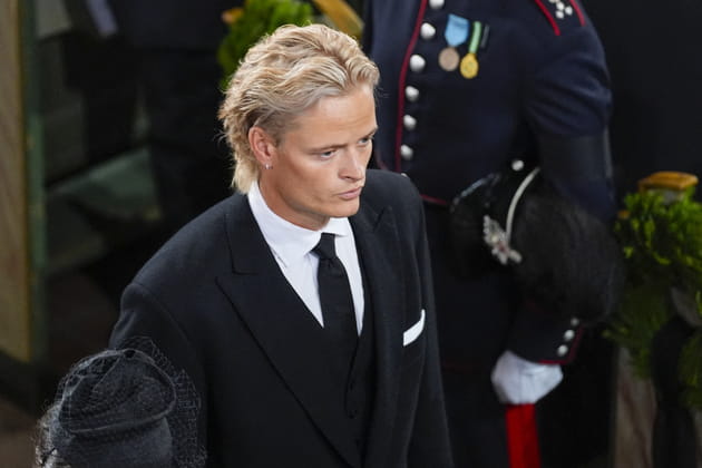 Marius Borg H&oslash;iby, pr&eacute;sent aux obs&egrave;ques d'Harald de Norv&egrave;ge malgr&eacute; sa d&eacute;tention provisoire