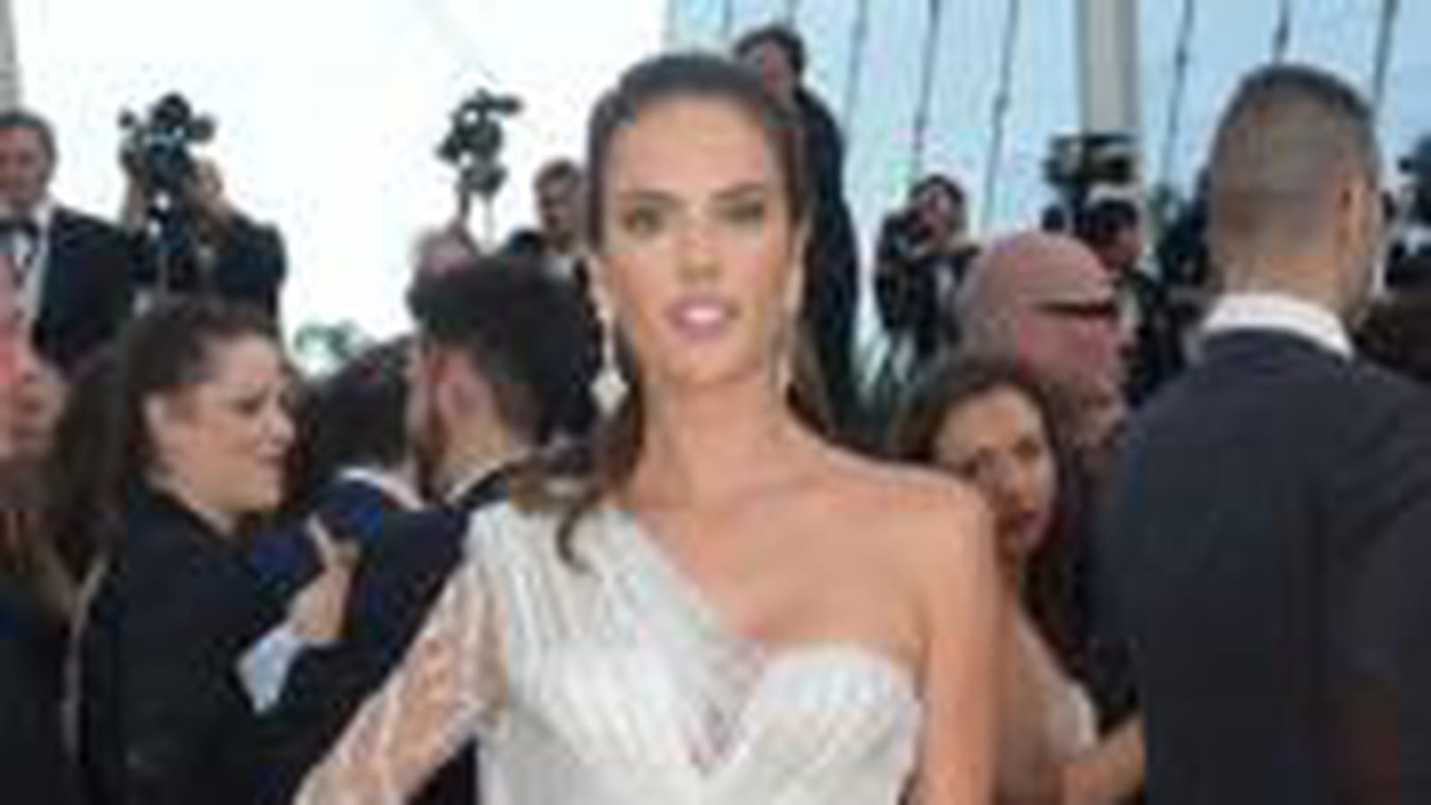 Alessandra Ambrosio, sexy en Atelier Versace 