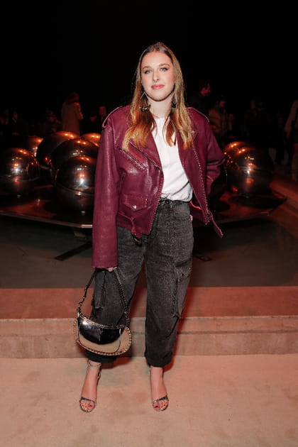 Helena Bailly en veste en cuir fuchsia et cargo en jean