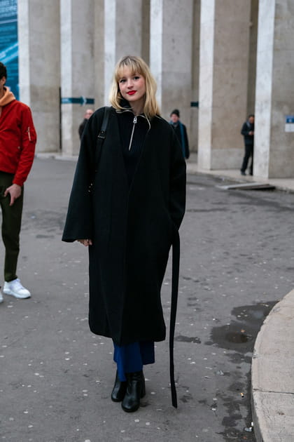 Angèle en long manteau noir