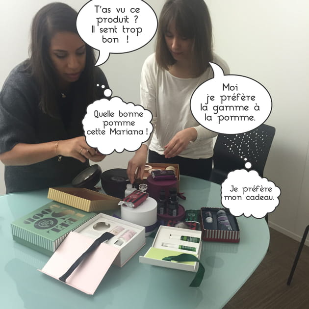 Jessica et Mariana d&eacute;couvrent le contenu du kit
