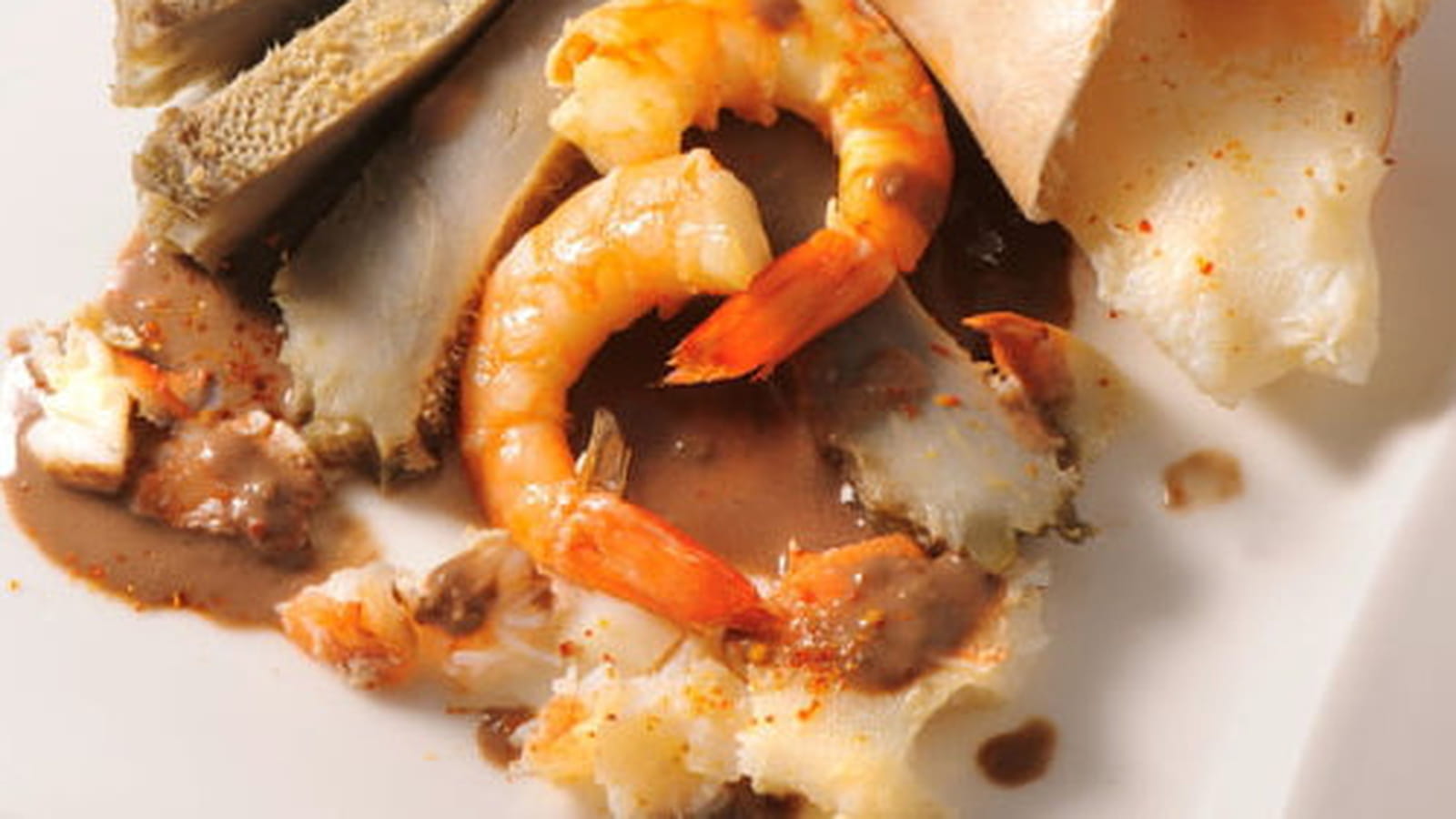 Artichauts et crustacés, jus cacaoté & tuiles de sarrasin