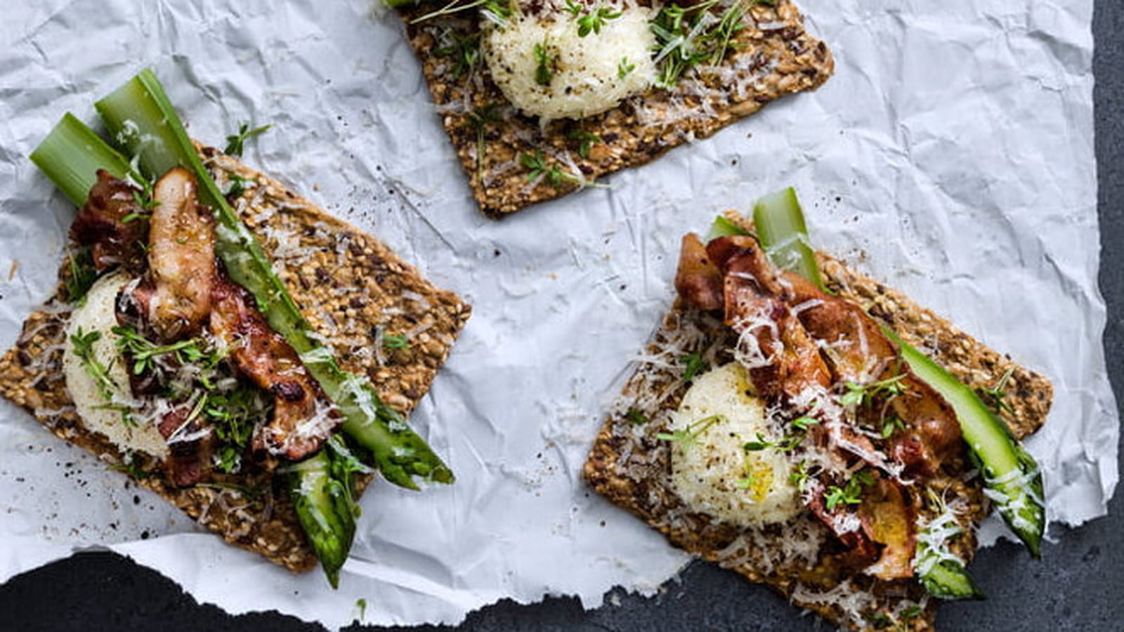 Tartines à l'asperge, bacon et oeuf mollet