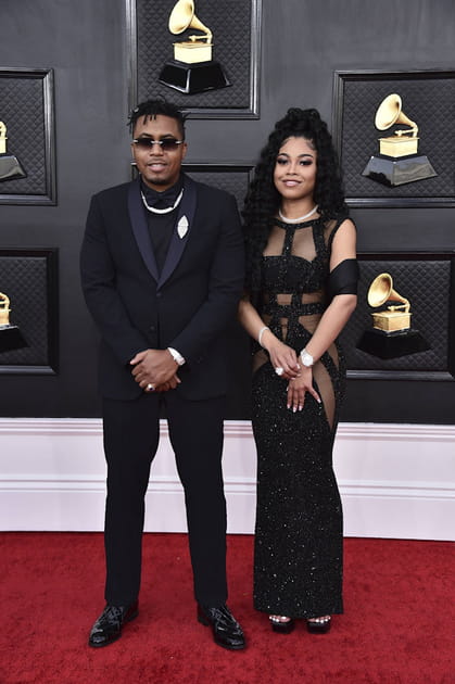 Nas en costume et Destiny Jones en robe noire