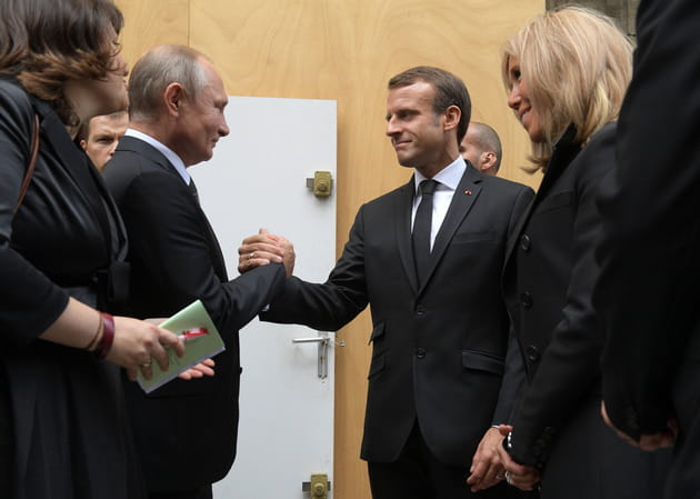 Vladimir Poutine et Emmanuel Macron se serrent la main