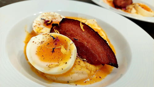 Œuf en béchamel et chips de lard fumé