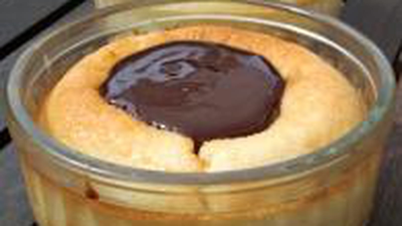 Flan coco, coulis de chocolat
