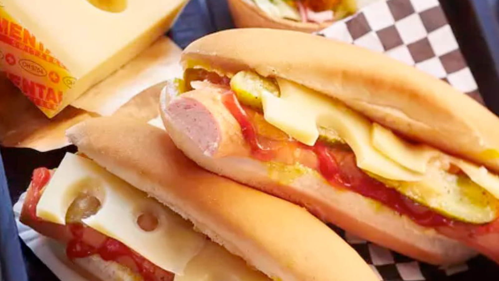 Hot dog à la saucisse de Francfort et Emmentaler AOP suisse