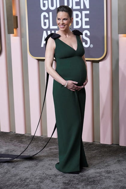 Hilary Swank en robe verte à nœuds Prada