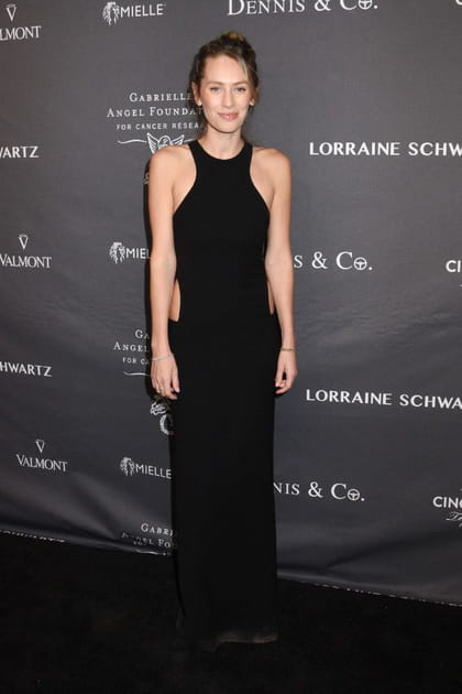 Dylan Penn en robe noire sans manches