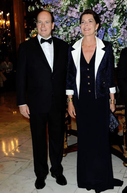 Caroline de Monaco en veste et longue robe noire