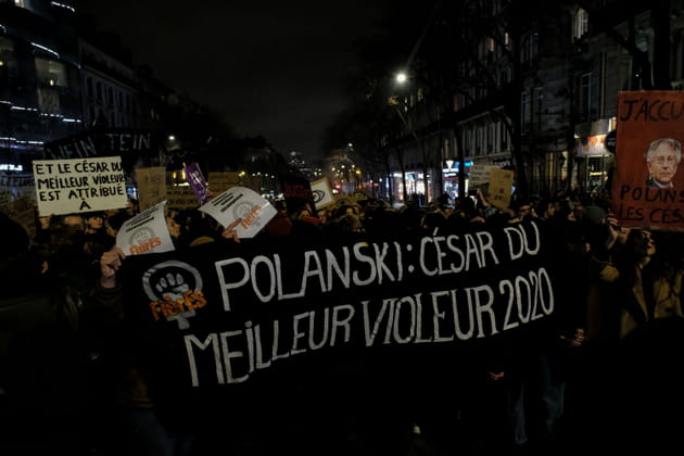 Les féministes rugissent à l'extérieur