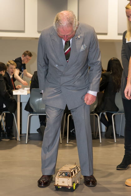 Le Prince Charles s'est trouvé un petit jouet électrique