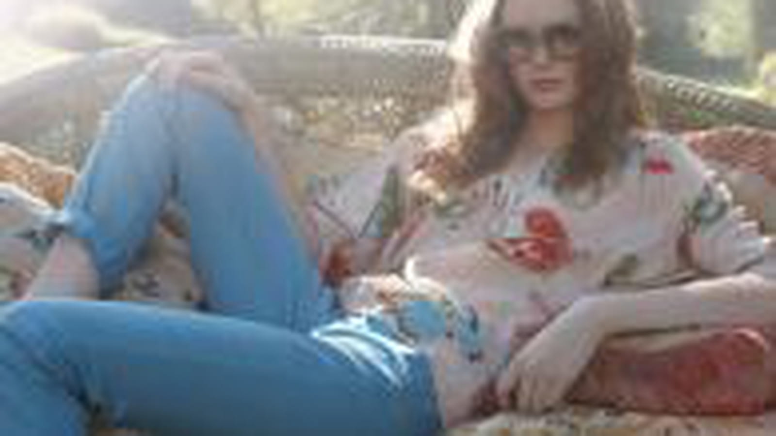La blouse fleurie et le pantalon bleu