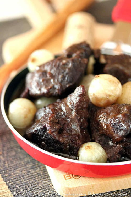Joue de boeuf au vin rouge et ses oignons grelots