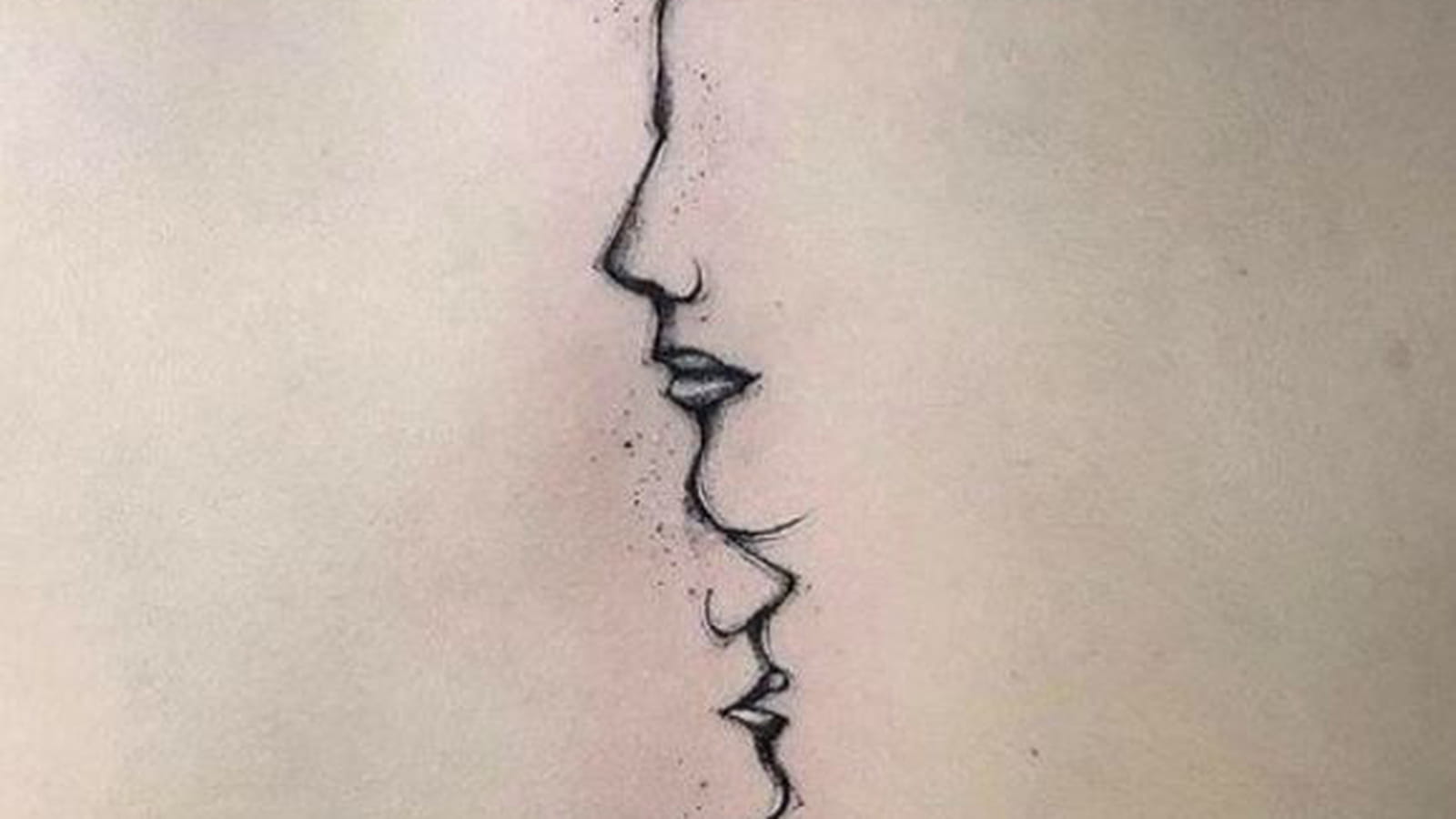 Visages minimalistes sur la colonne vertébrale