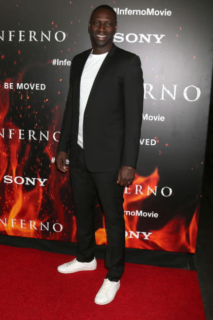 Omar Sy en blazer noir, T-shirt blanc et pantalon cintré