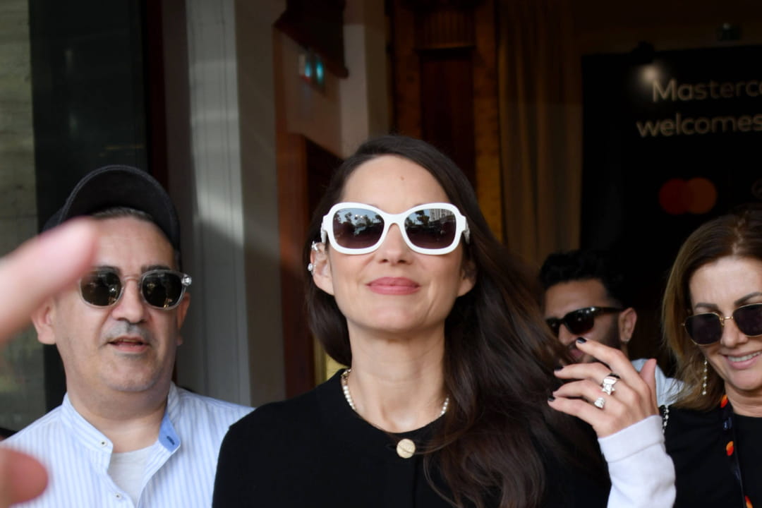 Marion Cotillard arrive à l'hôtel Martinez