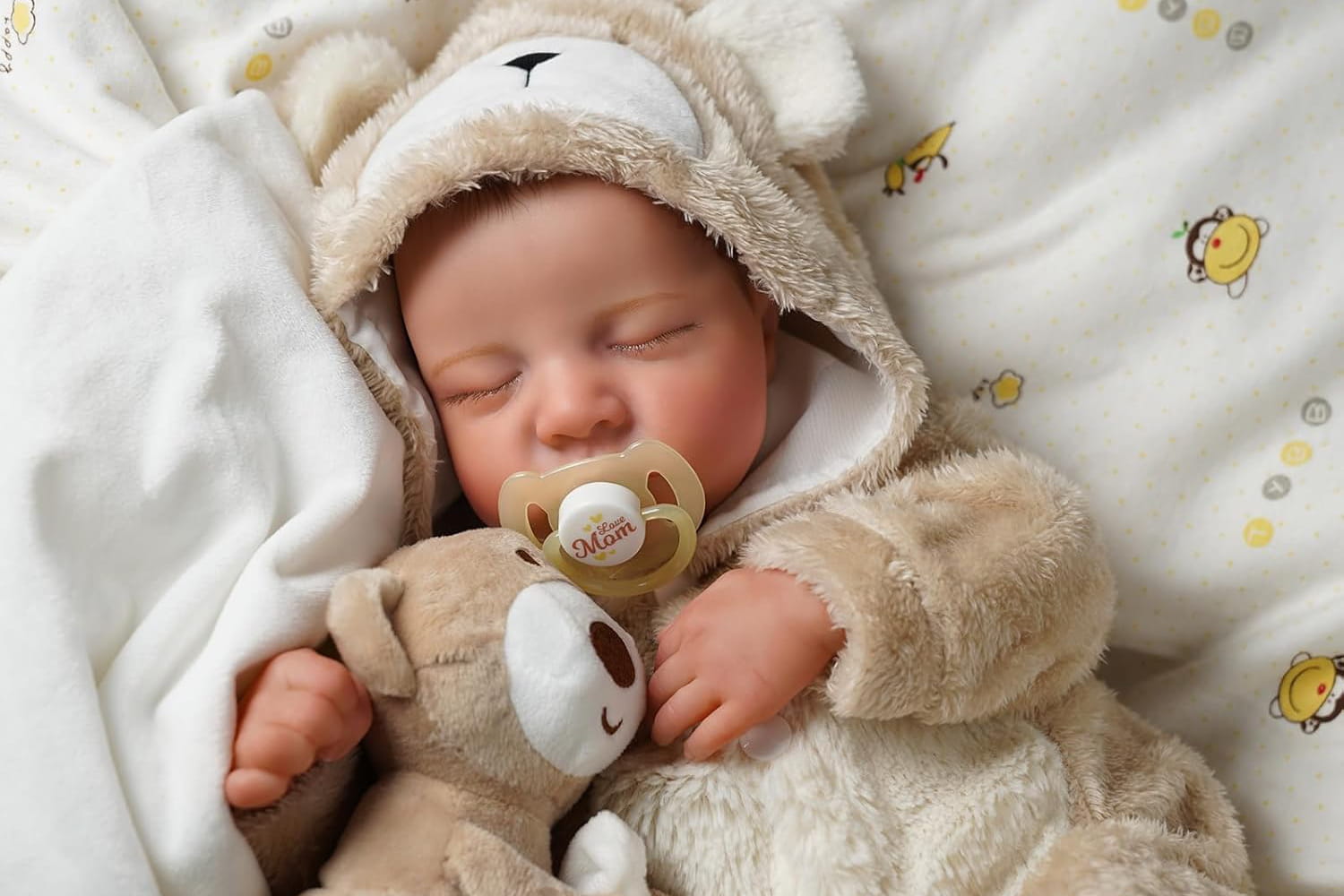 Walks, bottle feeding, pediatrician… A psychologist’s opinion on these women who treat their “reborn” dolls like living babies