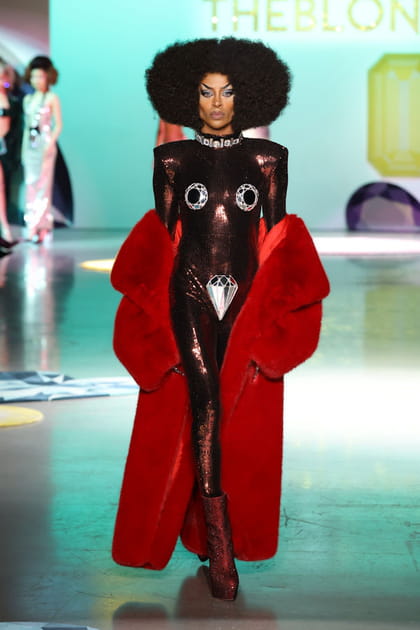 Manteau &agrave; fourrure et combinaison paillet&eacute;e &agrave; &eacute;paulettes&nbsp;aper&ccedil;us sur le d&eacute;fil&eacute; The Blonds