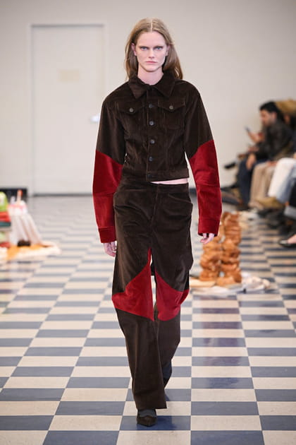 Ensemble en velours marron et rouge aper&ccedil;u sur le d&eacute;fil&eacute; Puppets & Puppets