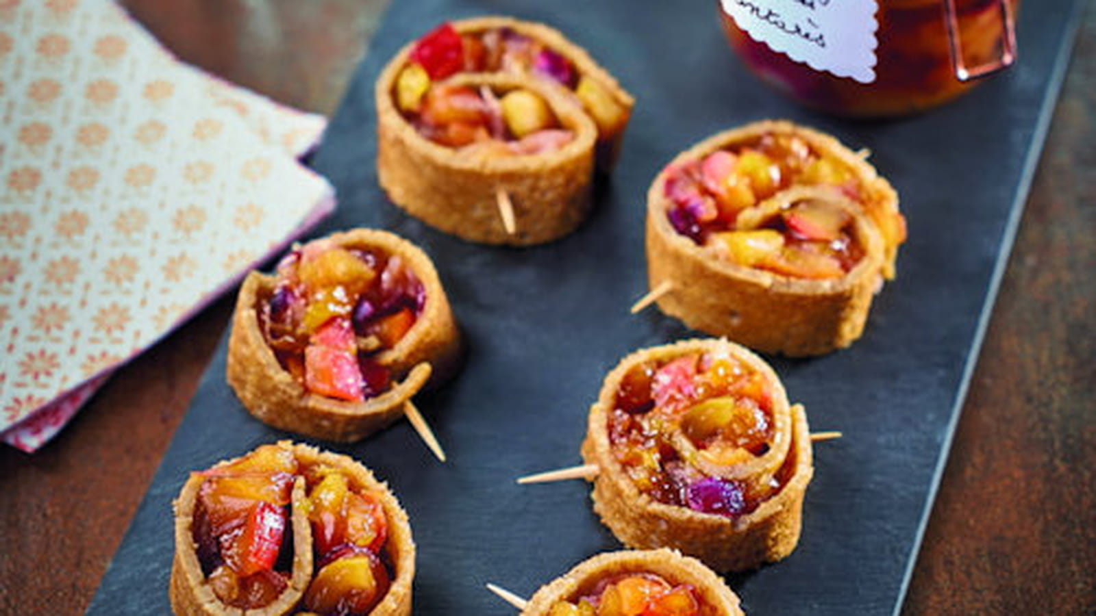 Mini wrap sarrasin, chutney de de pommes Antarès®, oignons rouges, cranberries et lanières de bacon
