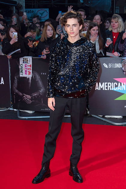 Timothée Chalamet en pantalon noir et sweat à paillettes Louis Vuitton