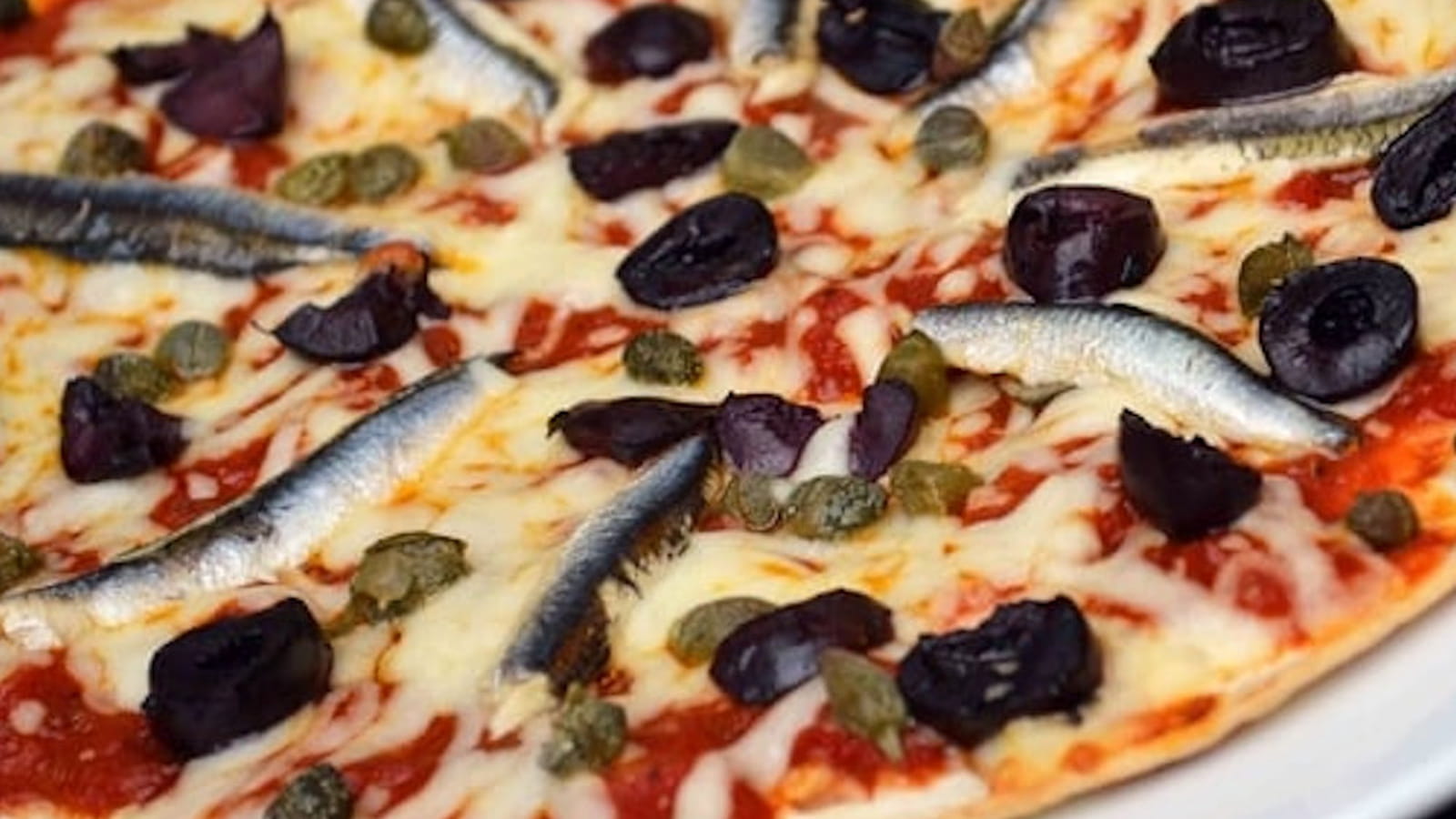 Pizza wrap aux anchois, olives et câpres