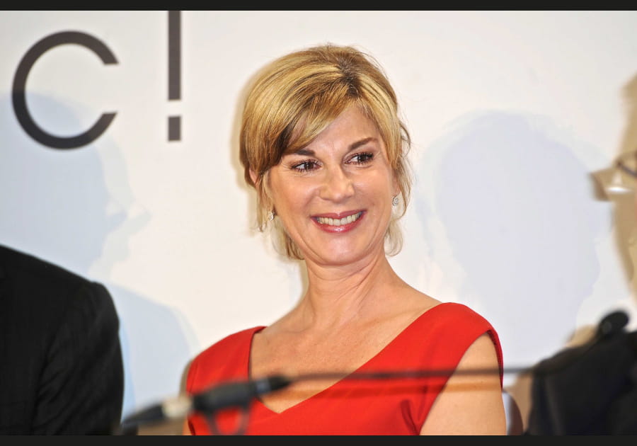 La frange volumineuse de Mich&egrave;le Laroque