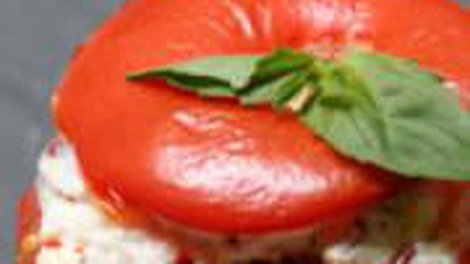 Tomate farcie faisselle, basilic et chorizo