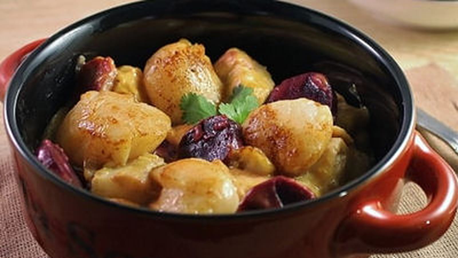 Cassolette de Saint-Jacques, saumon, cabillaud, carottes violettes et safran
