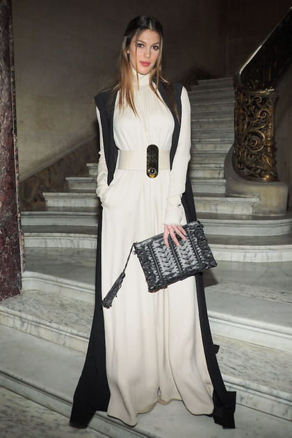 Iris Mittenaere en longue robe à col montant