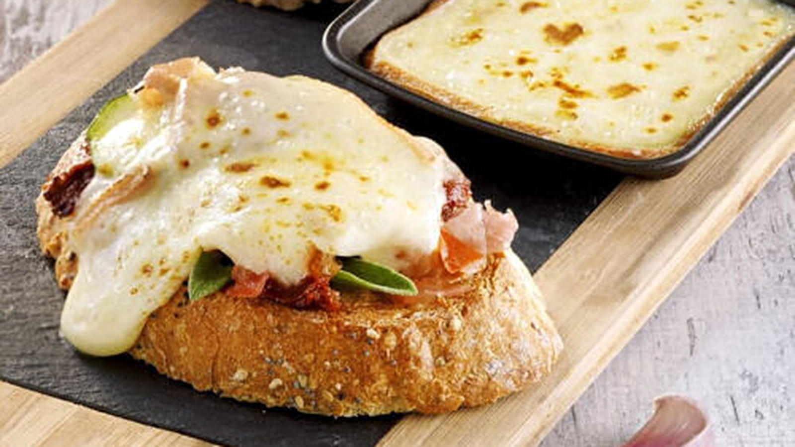 Bruschettas de fromage à Raclette RichesMonts