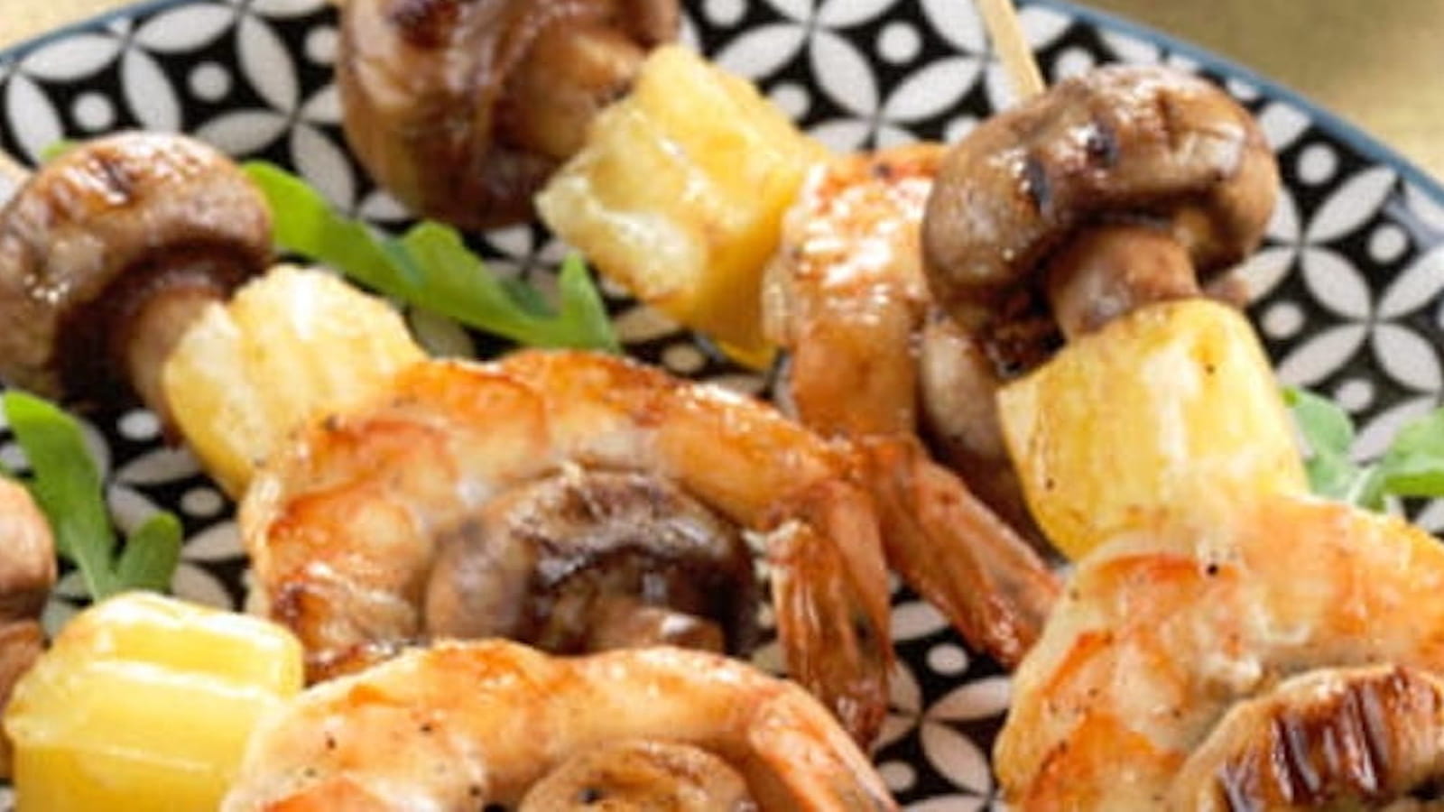Brochettes apéritives de gambas et Emmental de Savoie juste snackées